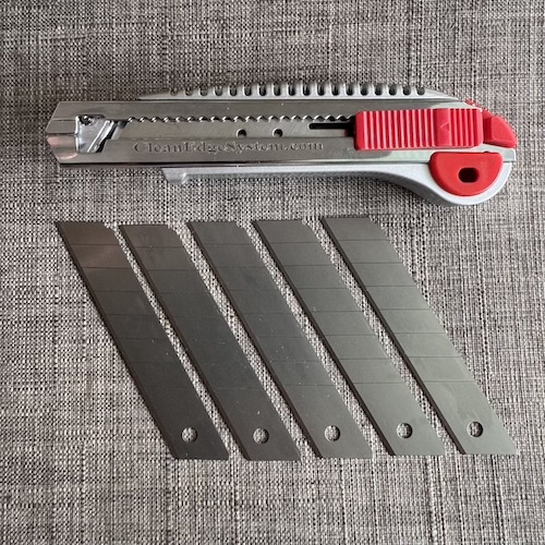 Utility boxed knife with 5 blades